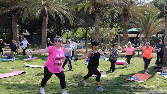 Kazdağlarının eteklerinde her gün yüzlerce kişi sahilde spor yapıyor