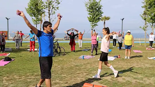 Kazdağlarının eteklerinde her gün yüzlerce kişi sahilde spor yapıyor