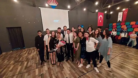 Kendi yazdıkları oyunu sahnelediler