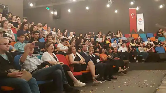 Kendi yazdıkları oyunu sahnelediler