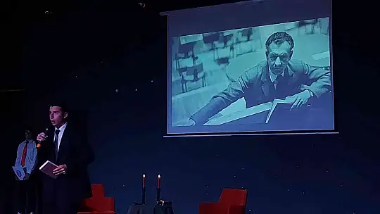 Kendi yazdıkları oyunu sahnelediler