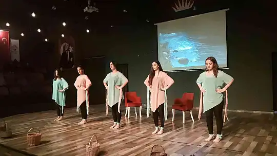 Kendi yazdıkları oyunu sahnelediler