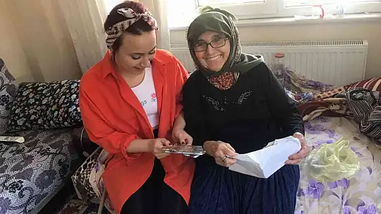 Kepsut'ta öğrenciler yaşlı bireyleri ziyaret etti