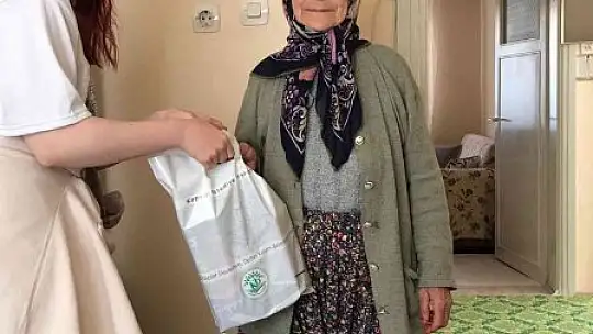 Kepsut'ta öğrenciler yaşlı bireyleri ziyaret etti