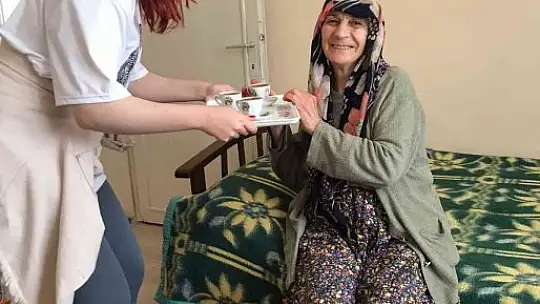 Kepsut'ta öğrenciler yaşlı bireyleri ziyaret etti