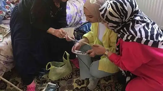 Kepsut'ta öğrenciler yaşlı bireyleri ziyaret etti