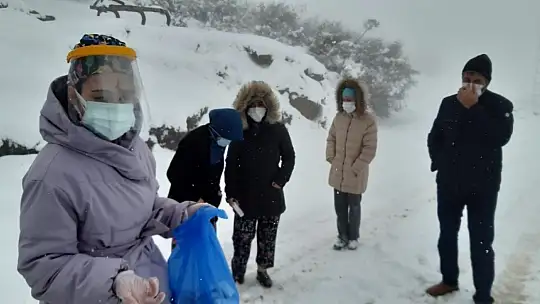 Kepsutlu sağlıkçılar kar altında zorlukla görev yapıyor