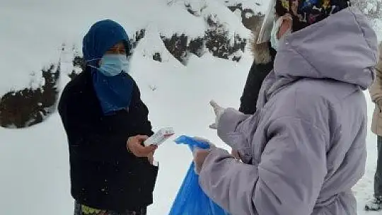 Kepsutlu sağlıkçılar kar altında zorlukla görev yapıyor