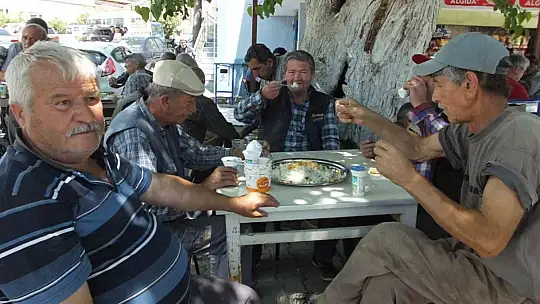 Köy hayrında 2 bin kişiye zeytinyağlı pilav ve çorba ikramı yapıldı