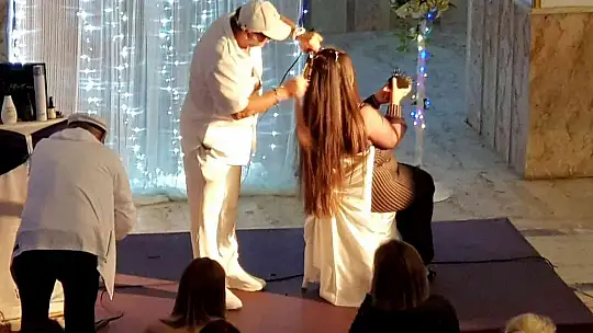 Kuaförlerin saçlarını bu kez uzmanlar bedavaya yaptı