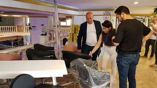 Kuaförlerin saçlarını bu kez uzmanlar bedavaya yaptı