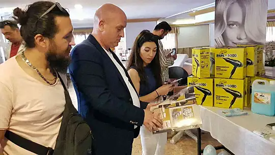 Kuaförlerin saçlarını bu kez uzmanlar bedavaya yaptı