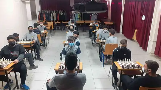 Lisedeki satranç turnuvası kıran kırana mücadeleye sahne oldu