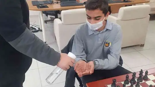 Lisedeki satranç turnuvası kıran kırana mücadeleye sahne oldu