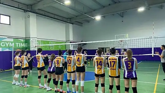 Liseler arası voleybol turnuvasında Ayvalık Özel Uğur Anadolu Lisesi yarı finale yükseldi