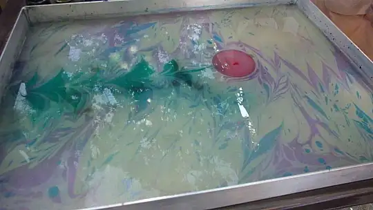 Liseli kızlar açtıkları sergide çocuklara ebru sanatını öğretti