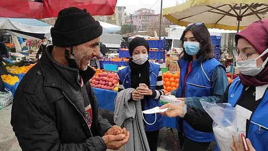 Manyaslı gençler esnaf ve vatandaşlara maske dağıttı