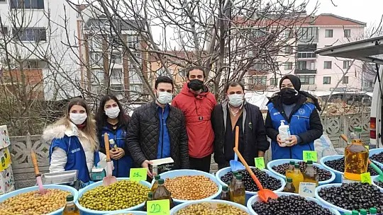 Manyaslı gençler esnaf ve vatandaşlara maske dağıttı