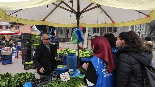 Manyaslı gençler esnaf ve vatandaşlara maske dağıttı