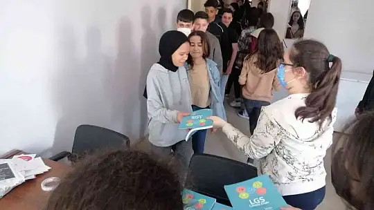 Milli Eğitim Bakanlığınca hazırlanan yardımcı kaynaklar 8. Ve 12. Sınıf öğrencilerine dağıtıldı