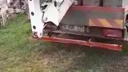 Önce direkte mahsur kaldı, sonra inmemek için direndi