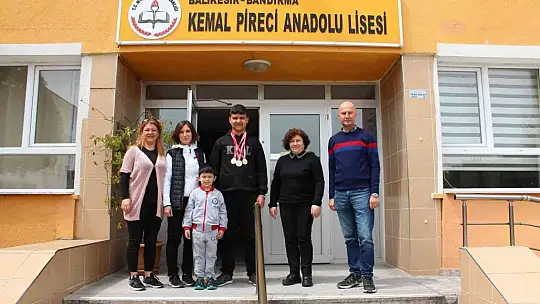 Otizmli öğrenci okulunun ve Bandırma'nın gururu oldu