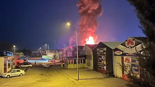 Oto sanayide alevler geceyi aydınlattı