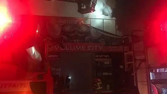 Oto sanayide alevler geceyi aydınlattı