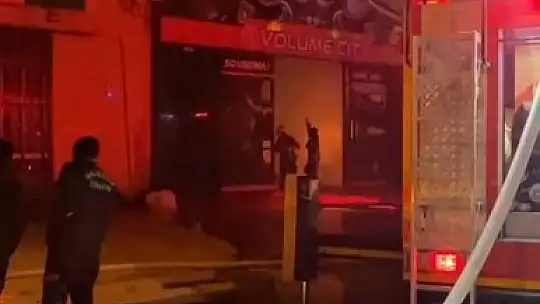 Oto sanayide alevler geceyi aydınlattı