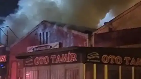 Oto sanayide alevler geceyi aydınlattı