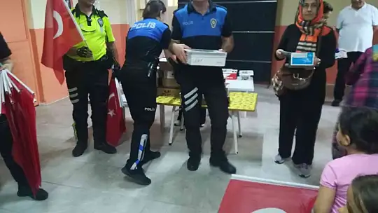 Polisten öğrencilere eğitim ve ayakkabı yardımı