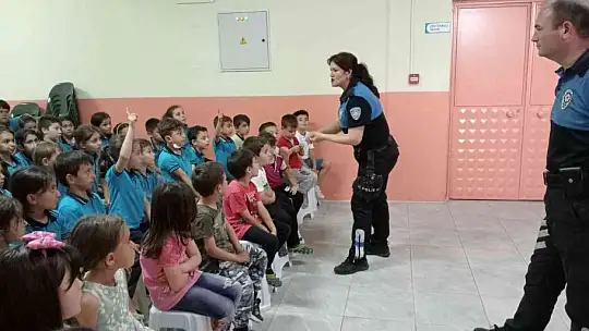 Polisten öğrencilere eğitim ve ayakkabı yardımı