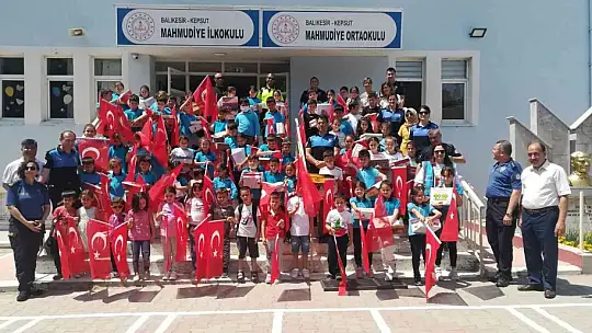 Polisten öğrencilere eğitim ve ayakkabı yardımı