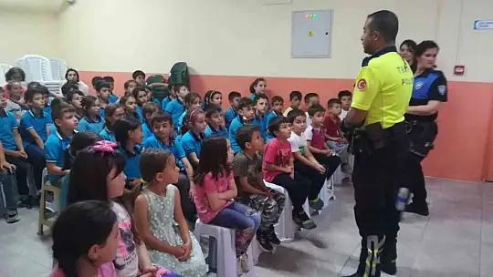 Polisten öğrencilere eğitim ve ayakkabı yardımı