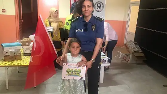 Polisten öğrencilere eğitim ve ayakkabı yardımı