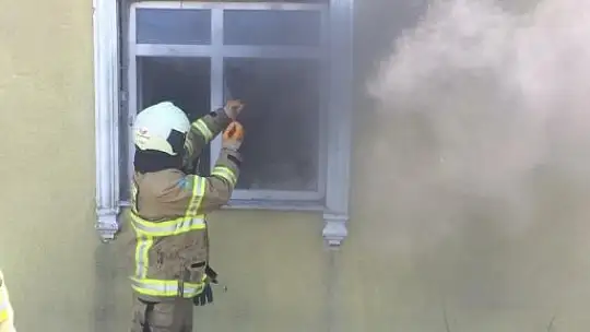 Prizde unutulan şarj cihazı evi yaktı