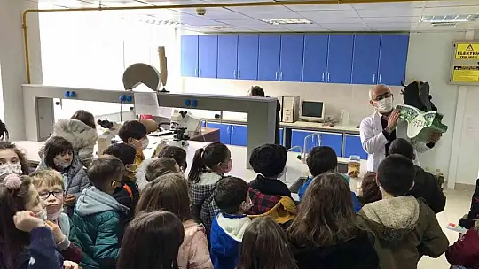 Profesör Satıl'dan minik öğrencilere biyoloji dersi