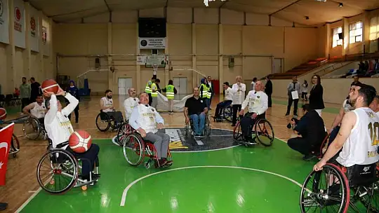 Protokol ile engellilerin basket maçı nefes kesti