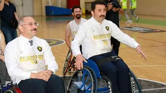 Protokol ile engellilerin basket maçı nefes kesti