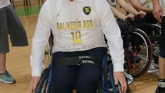 Protokol ile engellilerin basket maçı nefes kesti