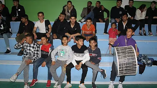 Protokol üyeleri Roman gençlerle salon futbolu oynadılar