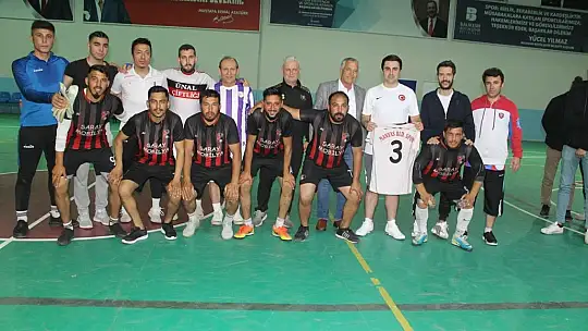 Protokol üyeleri Roman gençlerle salon futbolu oynadılar