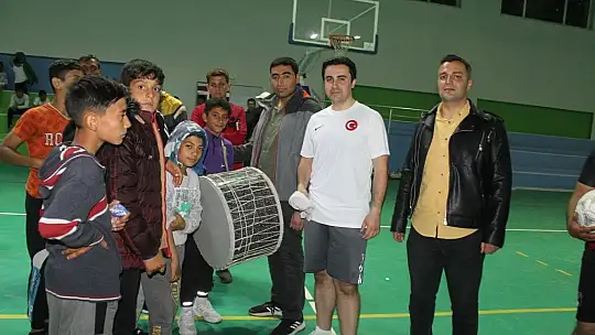 Protokol üyeleri Roman gençlerle salon futbolu oynadılar