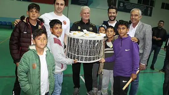 Protokol üyeleri Roman gençlerle salon futbolu oynadılar