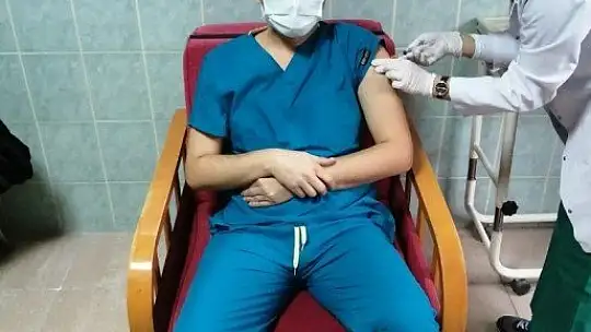 Sağlık çalışanlarına aşı uygulamasına başlandı