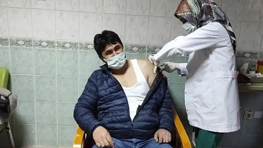 Sağlık çalışanlarına aşı uygulamasına başlandı