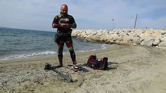 Sahilde dedektörle altın arıyor