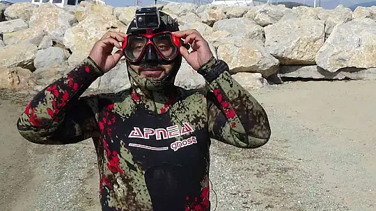 Sahilde dedektörle altın arıyor