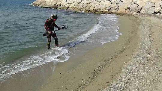 Sahilde dedektörle altın arıyor