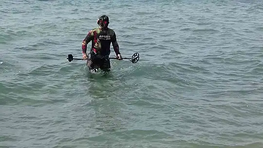 Sahilde dedektörle altın arıyor